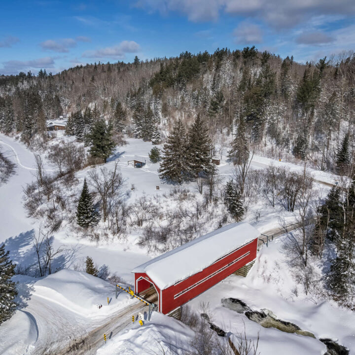 Pont couvert à Saint-Mathieu-du-Parc en hiver