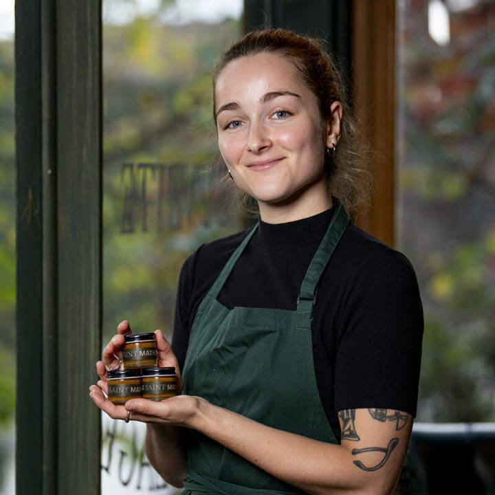 Jana Larose - Comptoir de l'Auberge Saint-Mathieu